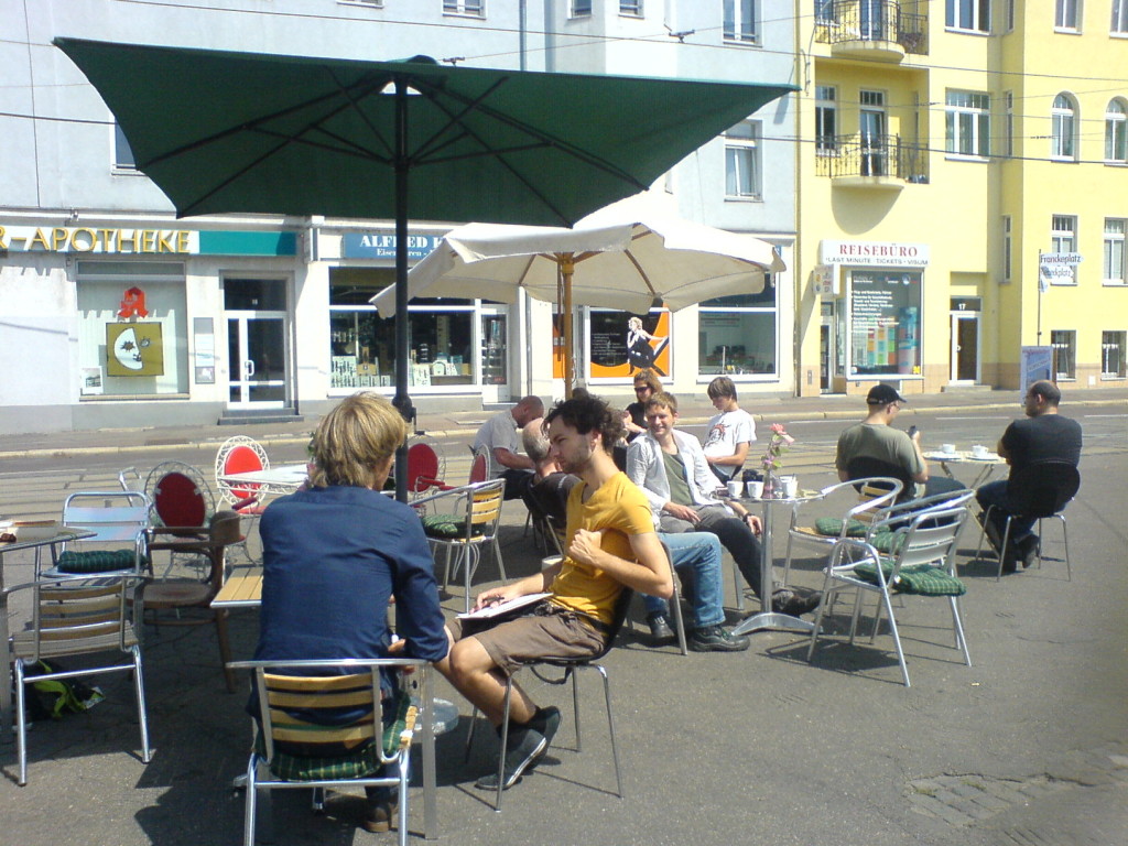 Sommer-Café auf der Verkehrsinsel